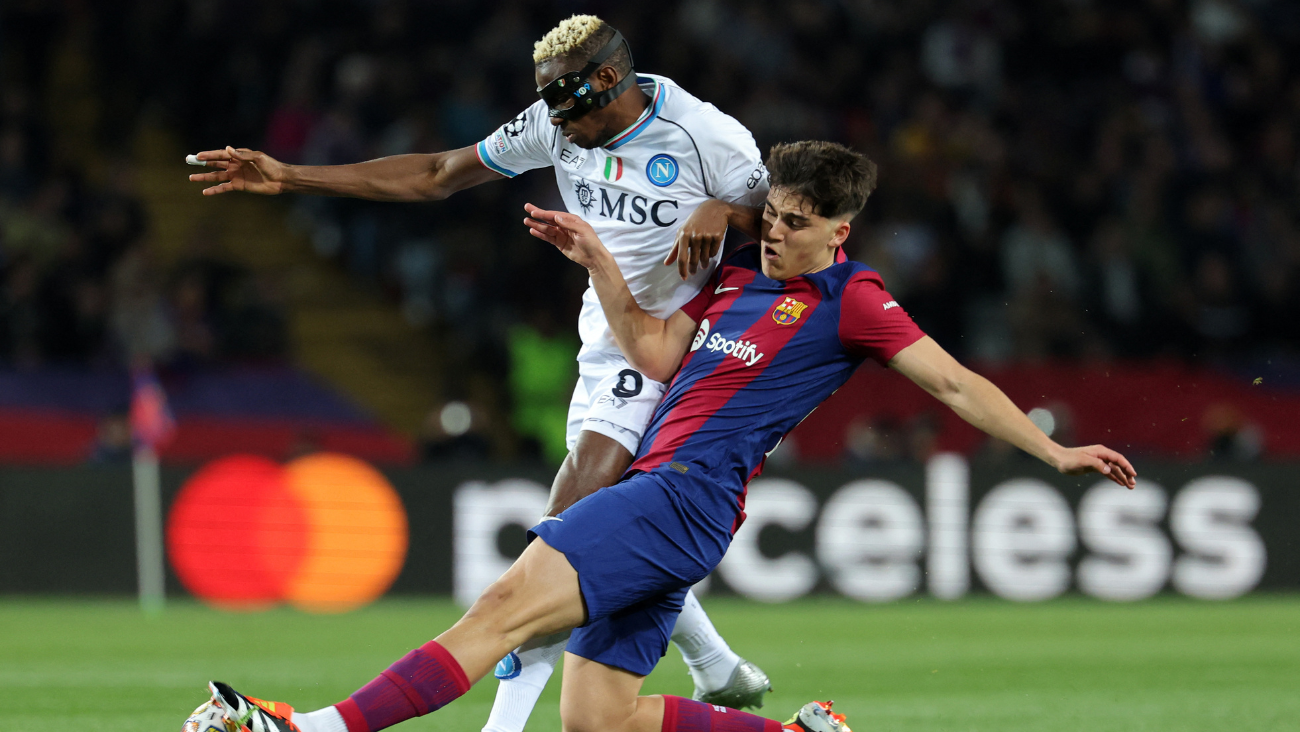 Pau Cubarsí en un cruce contra Victor Osimhen en el duelo entre el FC Barcelona y el Nápoles en la UEFA Champions League
