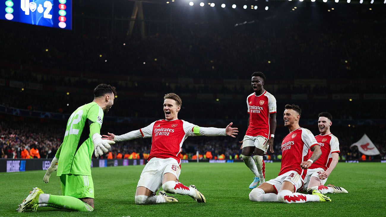Arsenal players celebrate the qualification against Porto
