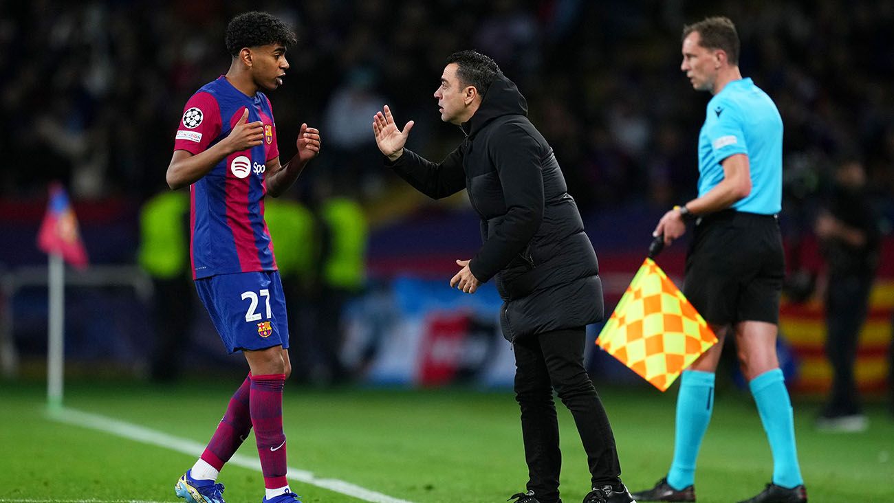 Lamine Yamal and Xavi Hernández during Barça-Naples (3-1)