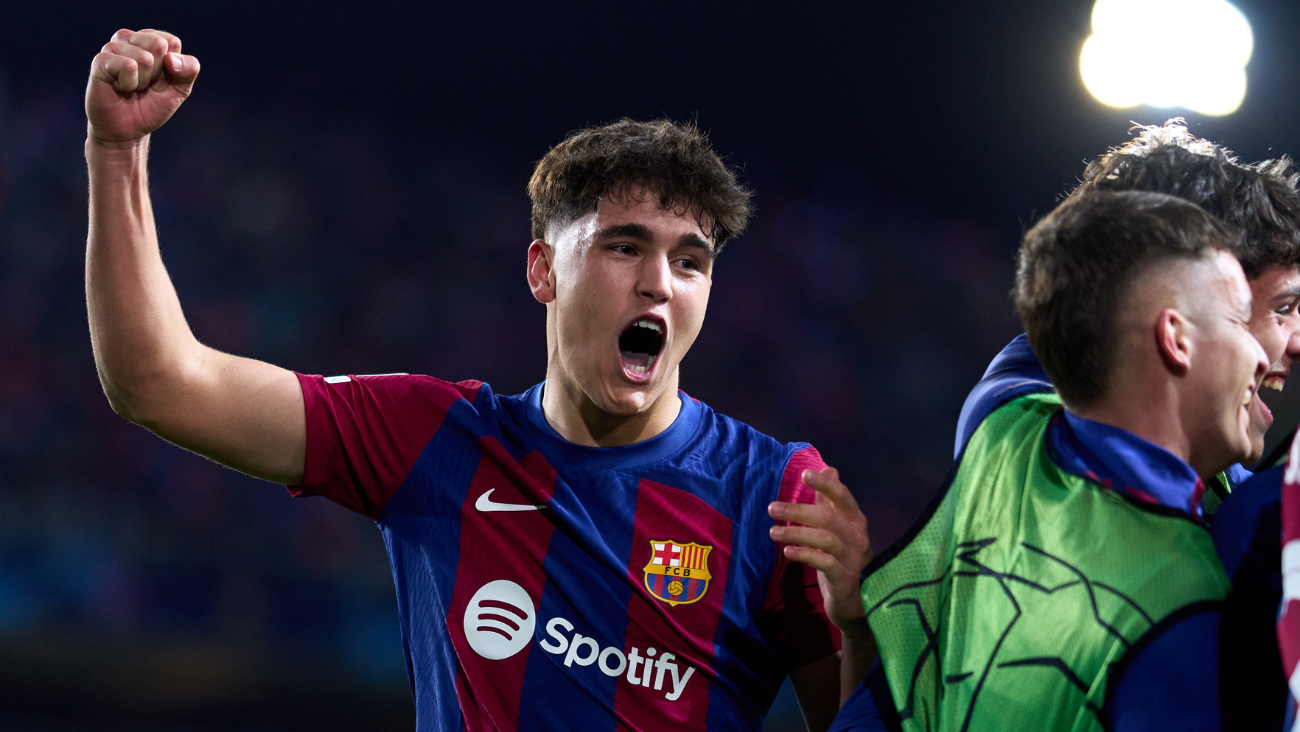 Pau Cubarsí celebrando en el duelo entre el FC Barcelona y el Nápoles en la UEFA Champions League