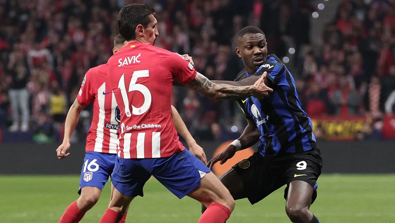 Savic y Marcus Thuram durante el Atlético-Inter