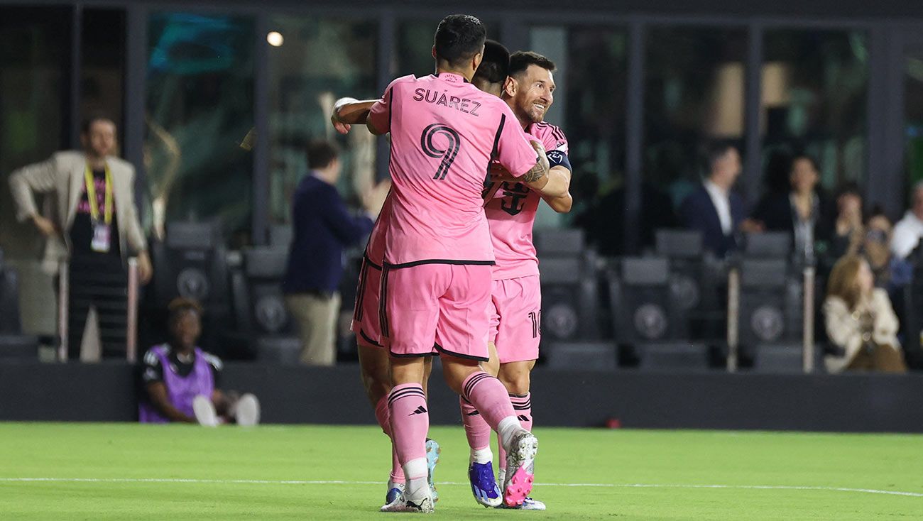 Luis Suárez y Messi celebran un gol