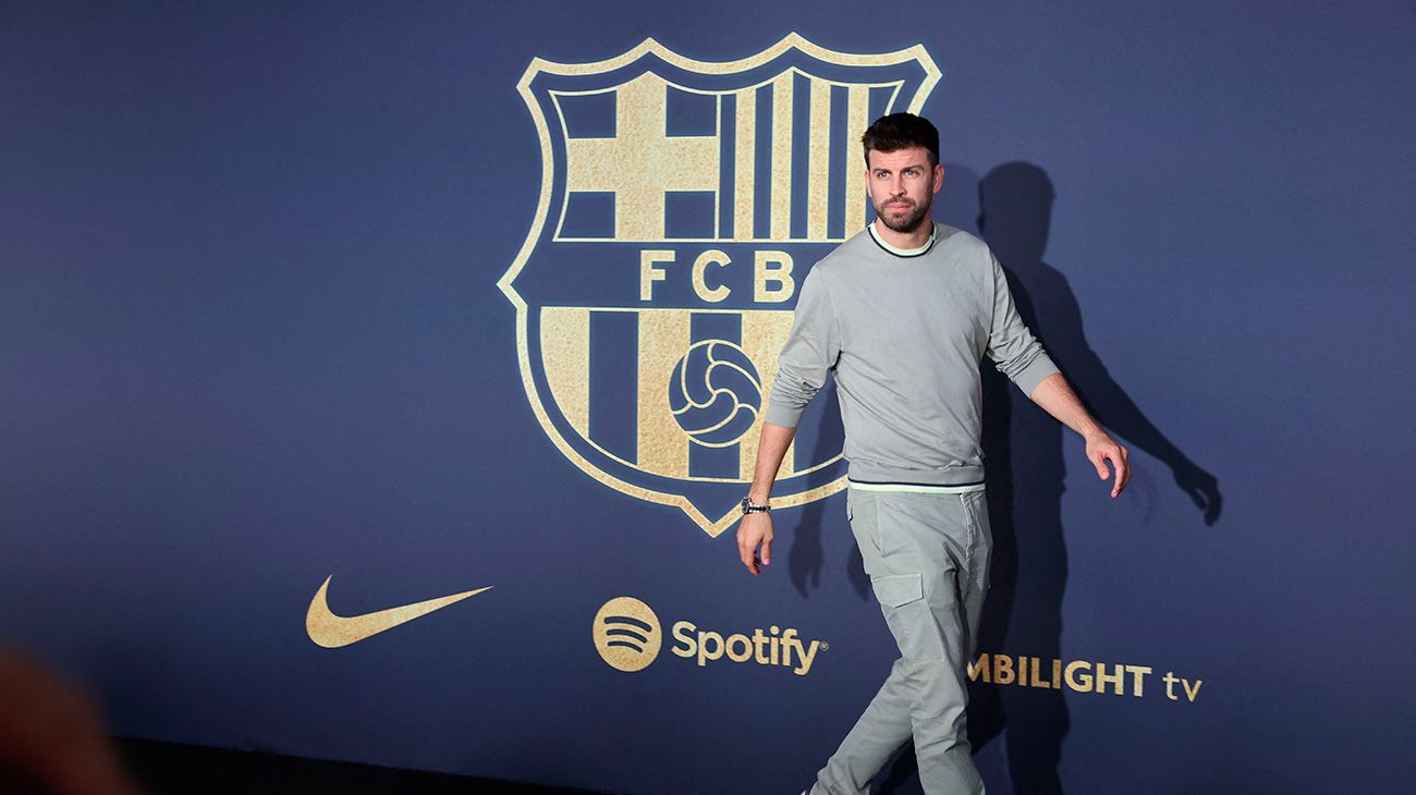 Gerard Piqué con el escudo del Barça en el fondo