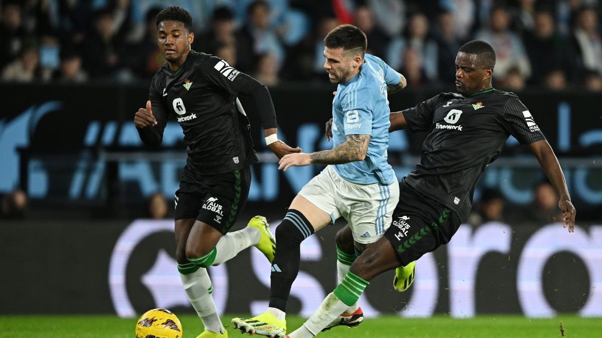 Carles Pérez en un partido con el RC Celta