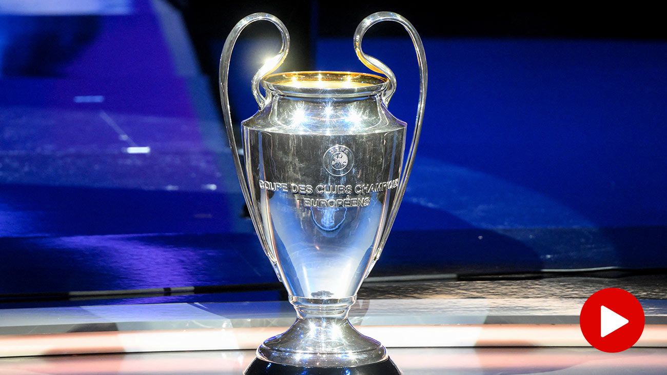 Trofeo de la Champions League durante un sorteo