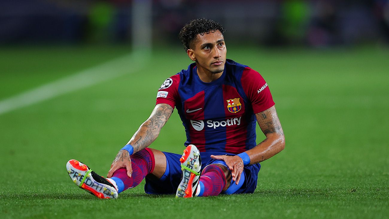 Raphinha, en el suelo ante el Nápoles