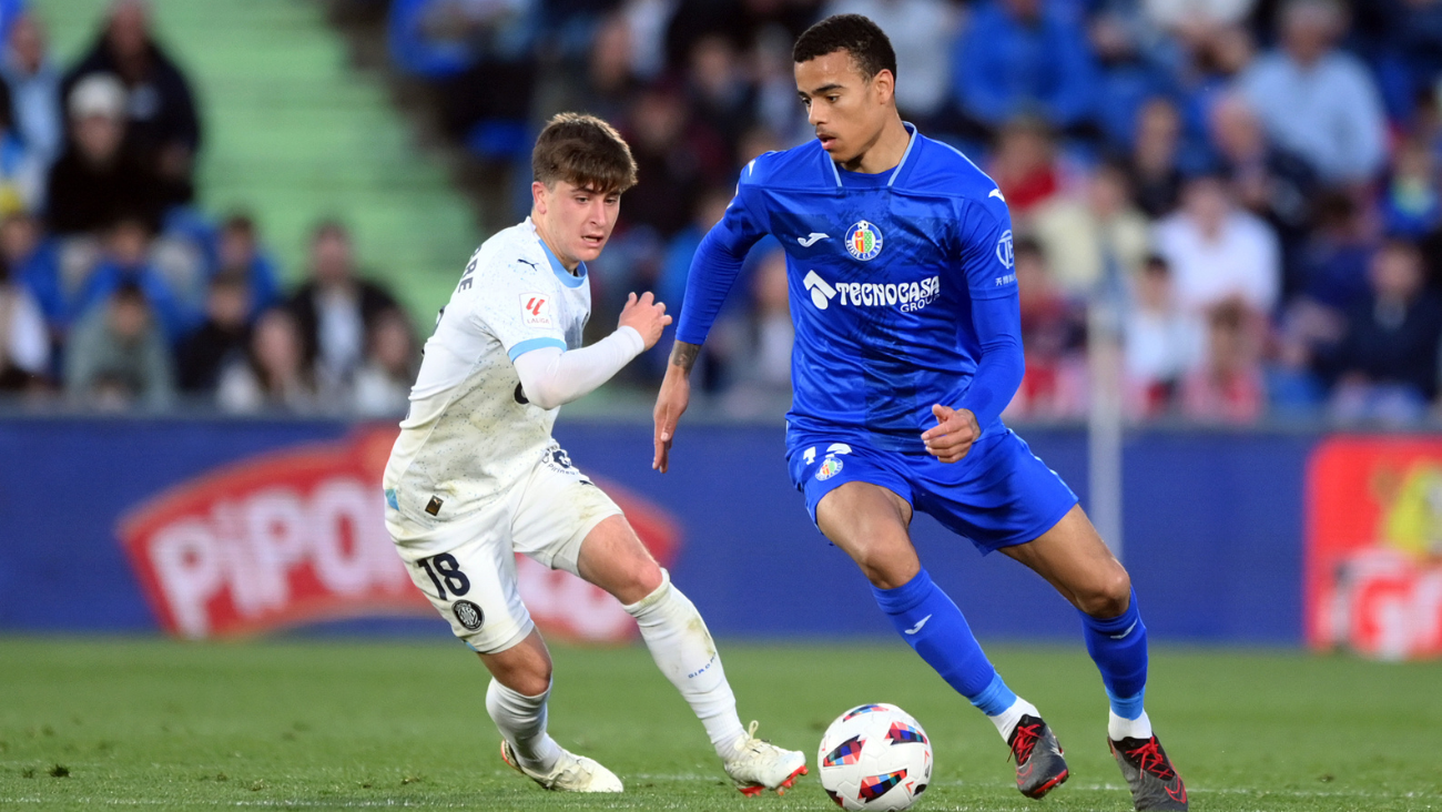 Mason Greenwood en una jugada contra Pablo Torre en el duelo entre el Getafe CF y el Girona en LaLiga