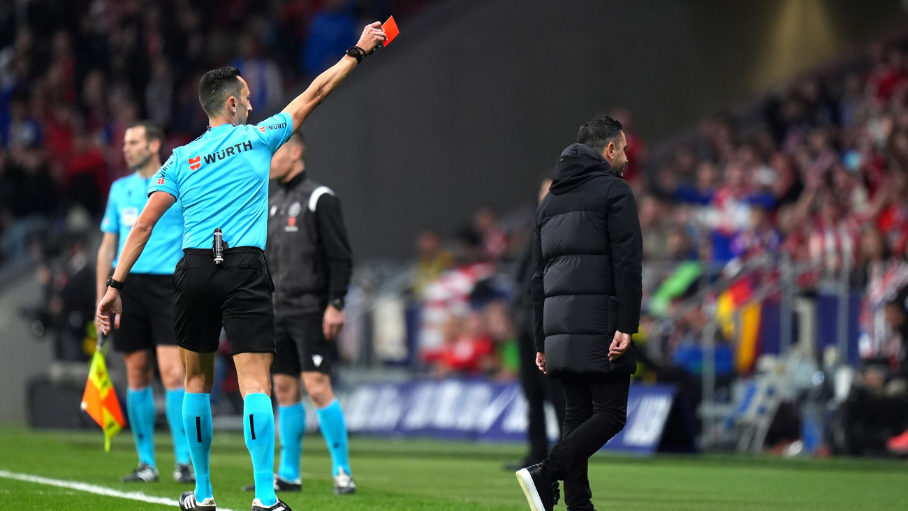 Xavi Hernández siendo expulsado por el colegiado  José María Sánchez Martínez