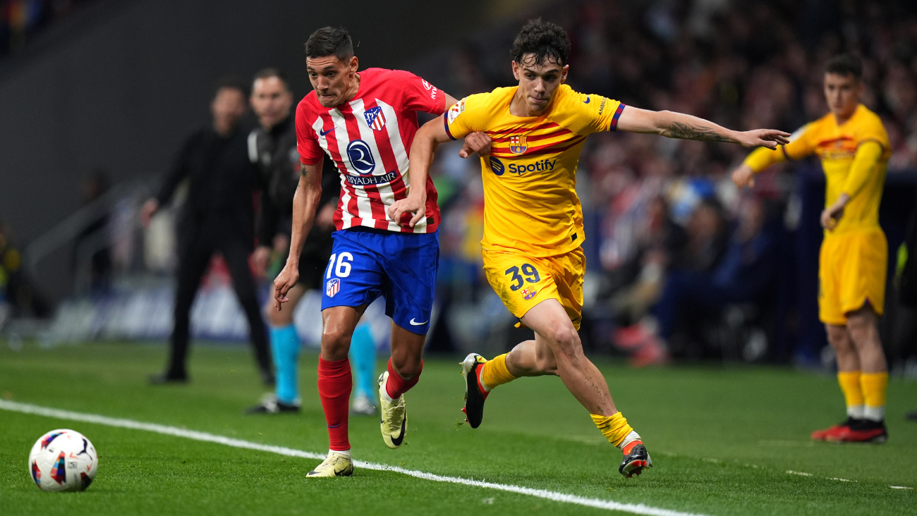 Héctor Fort en una disputa contra Nahuel Molina en el duelo entre el Atlético de Madrid y el FC Barcelona en LaLiga