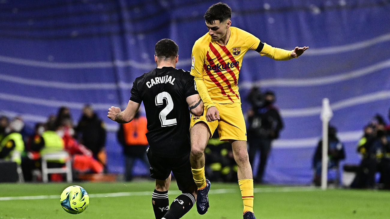 Pedri and Dani Carvajal during a League Classic