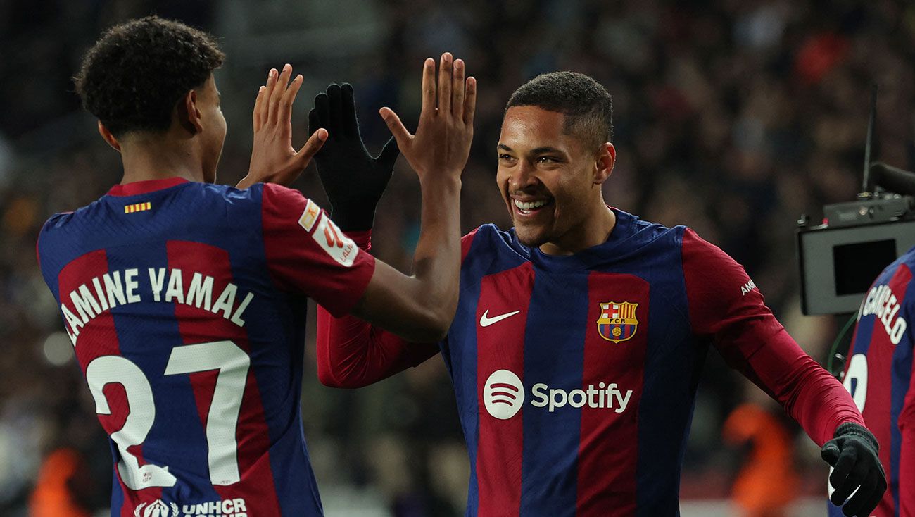 Lamine Yamal y Vitor Roque celebrando un gol con el Barça
