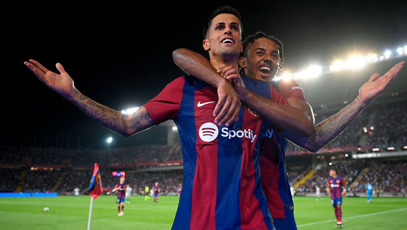 Cancelo y Koundé celebrando un gol