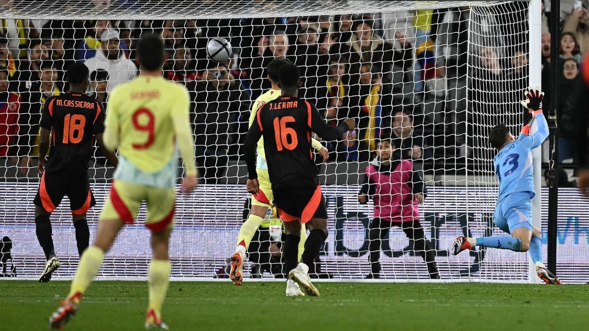 Los jugadores de España ven cómo Colombia anota un gol