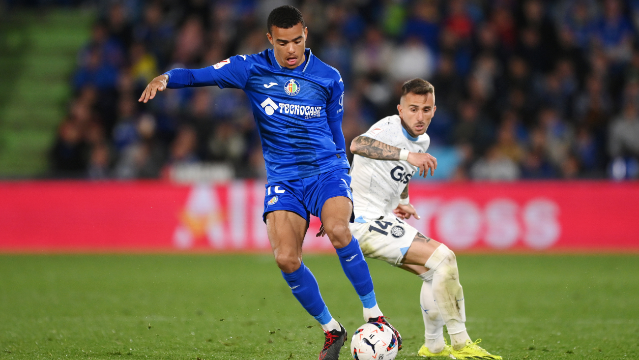 Mason Greenwood en el duelo ante el Girona en una disputa de balón contra Aleix García