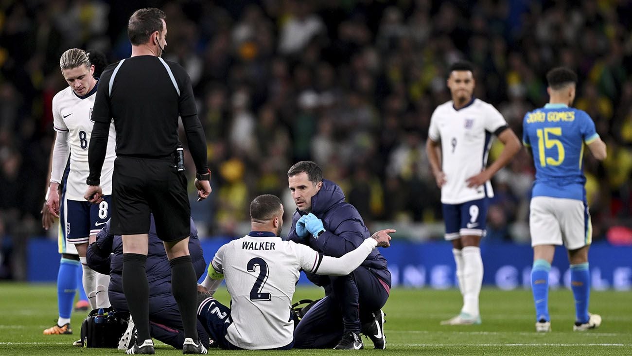 Kyle Walker, assisted by doctors during the England-Brazil (0-1)