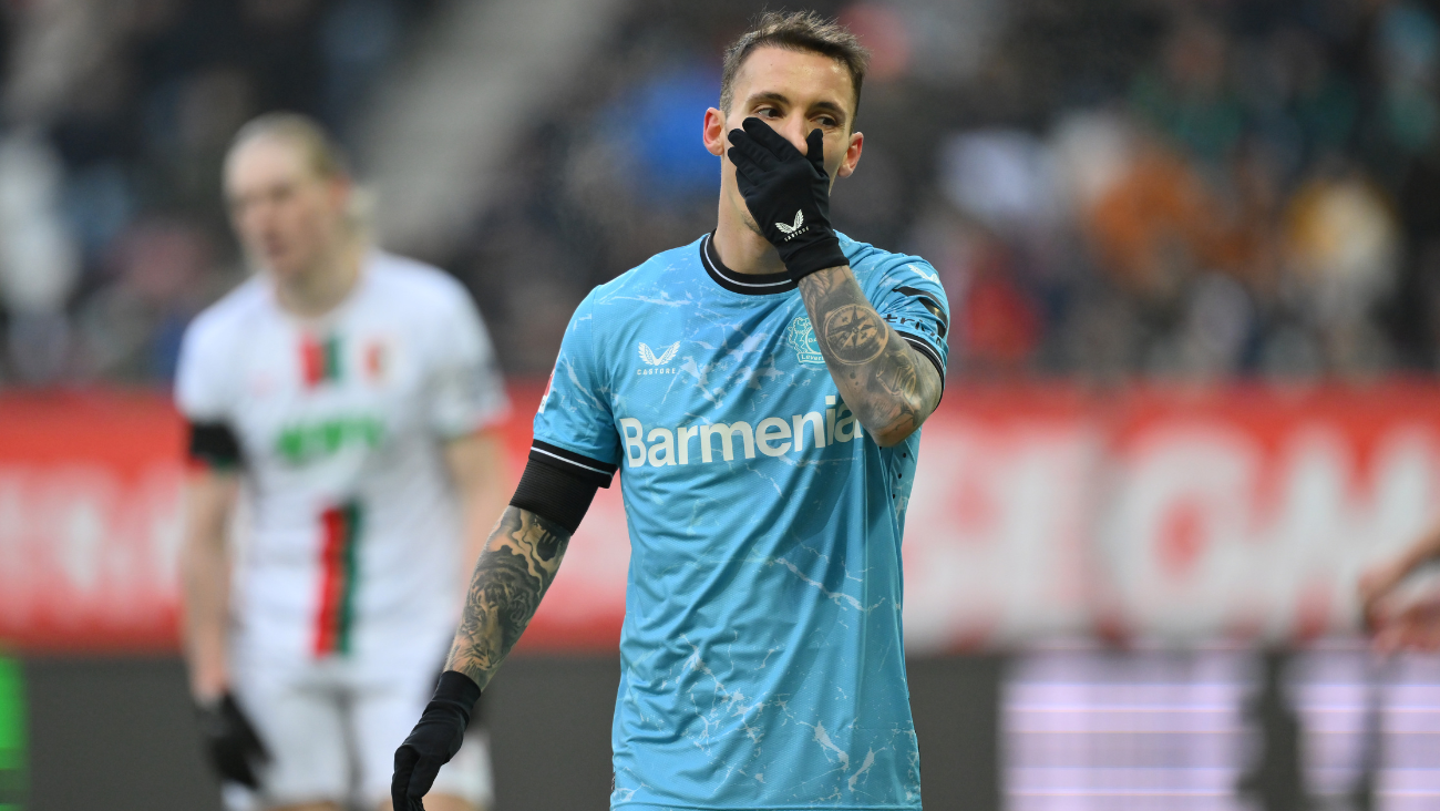 Alejandro Grimaldo en el duelo entre el Bayer Leverkusen y el Ausburgo en la Bundesliga