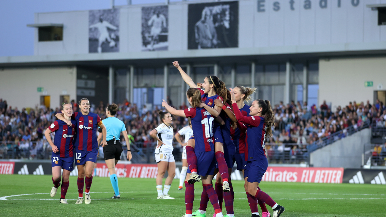 Jugadoras del Barça Femení celebrando una anotación en el Clásico ante el Real Madrid Femenino