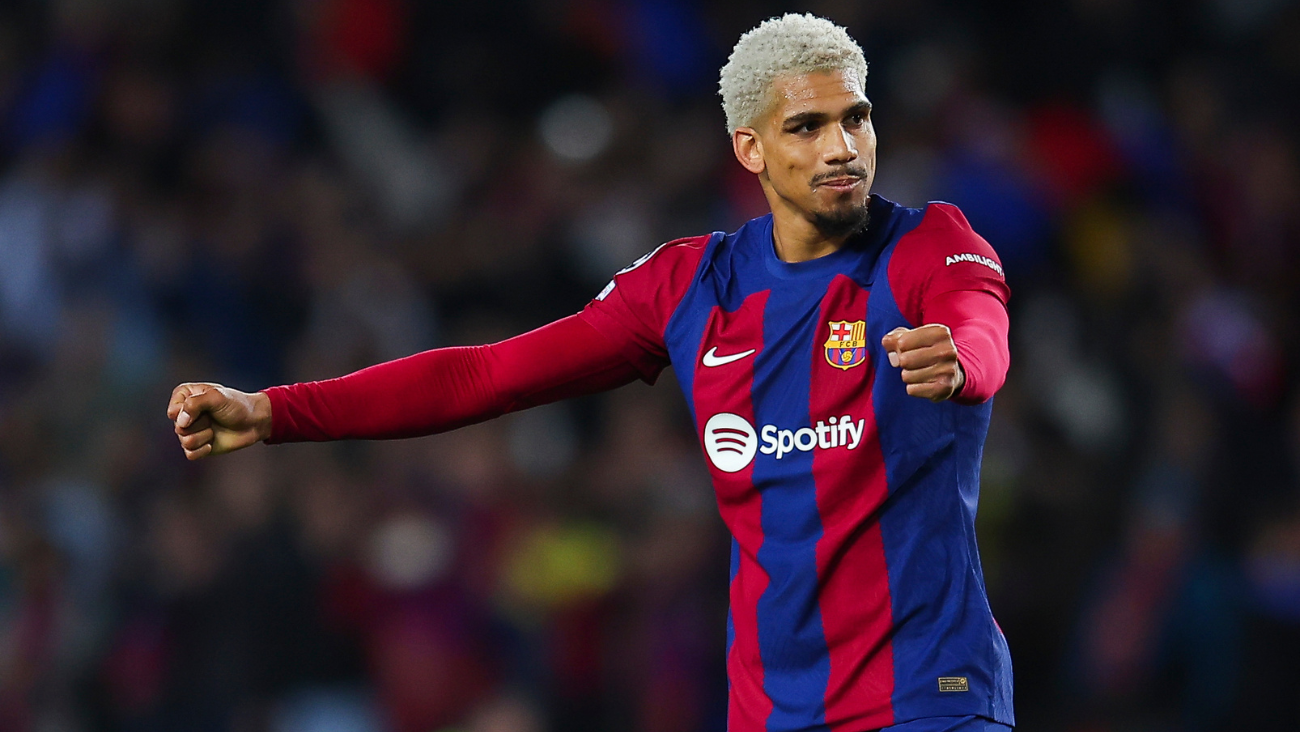 Ronald Araújo en el duelo de vuelta entre el FC Barcelona y el Nápoles en la UEFA Champions League