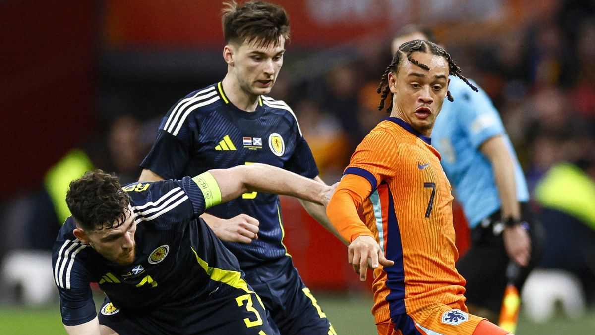 Xavi imons en un partido con Países Bajos