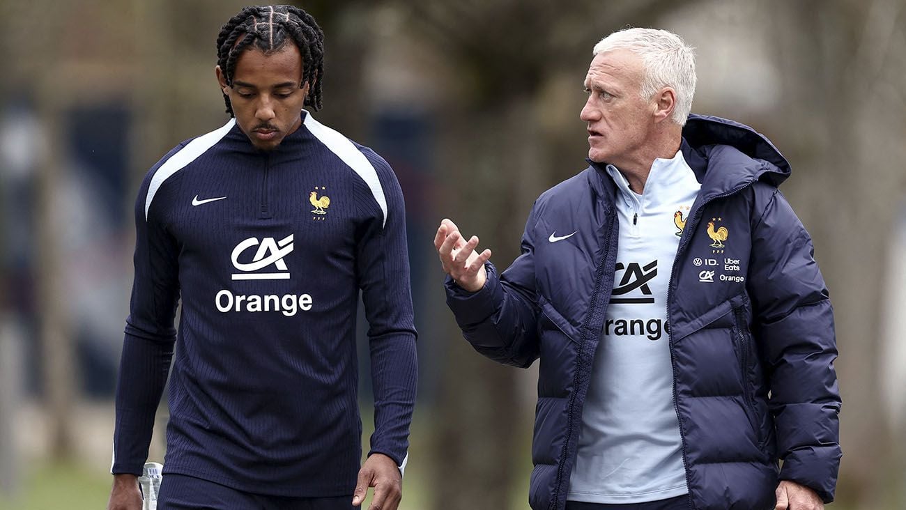 Jules Koundé y Didier Deschamps durante un entrenamiento con Francia