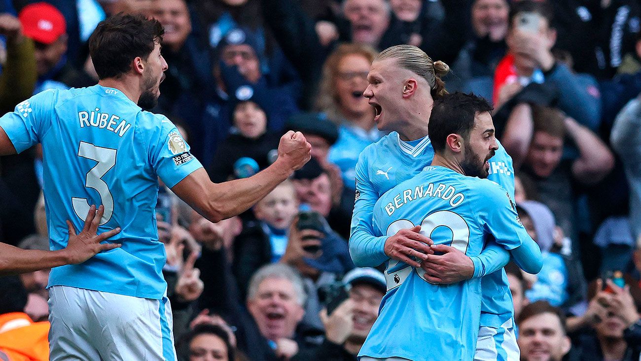 Rúben Dias, Bernardo y Haaland celebrando un gol
