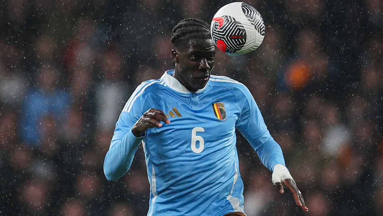 Amadou Onana en un partido con Bélgica