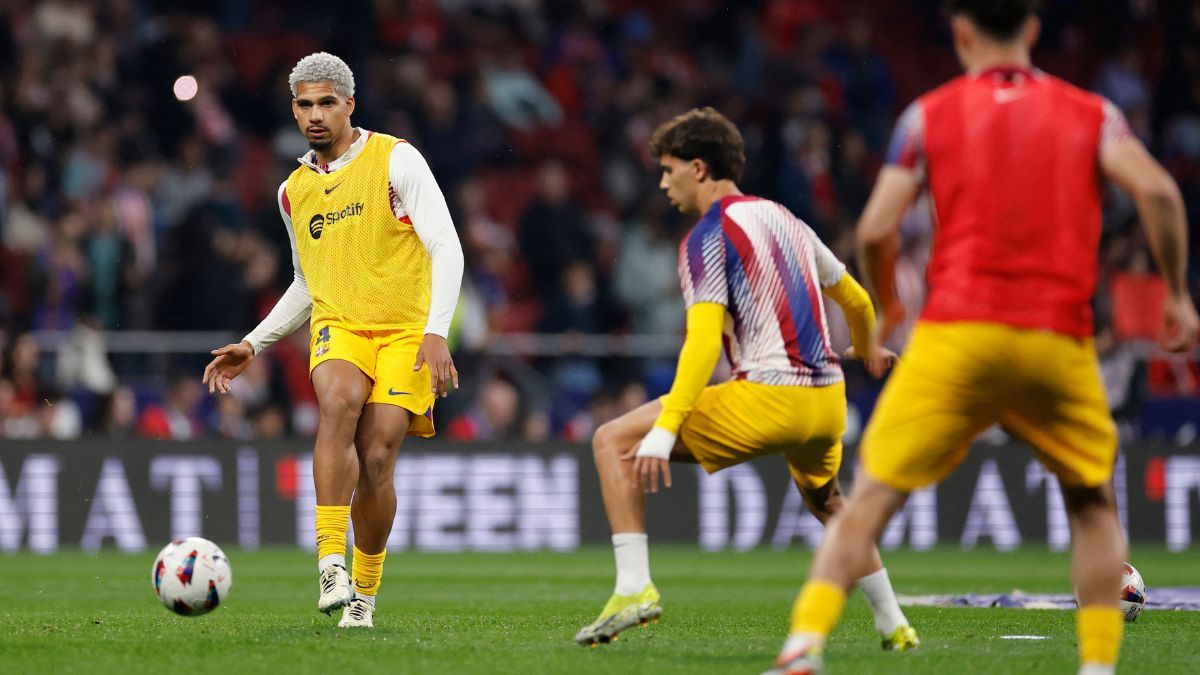 Ronald Araújo en un calentamiento