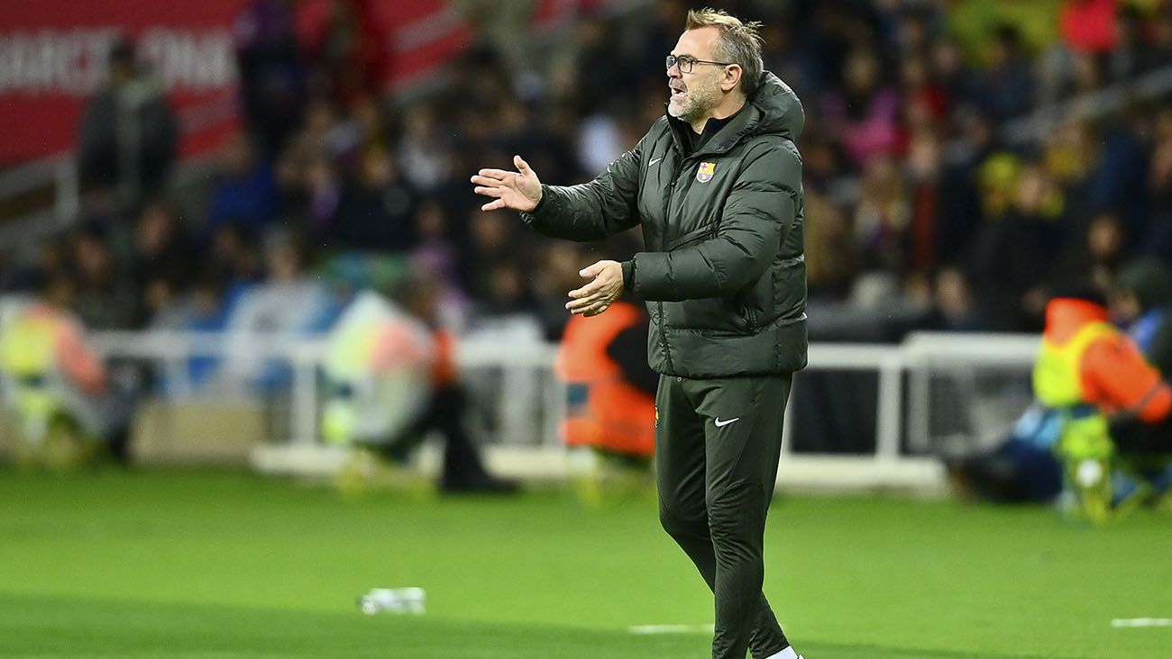 Óscar Hernández dando instrucciones en el banquillo del Barça