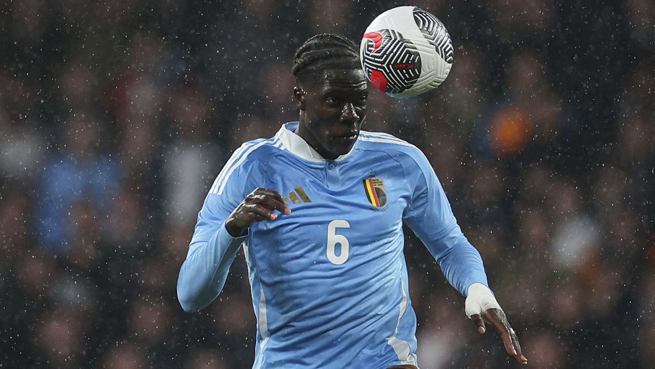 Amadou Onana en un partido con la selección belga
