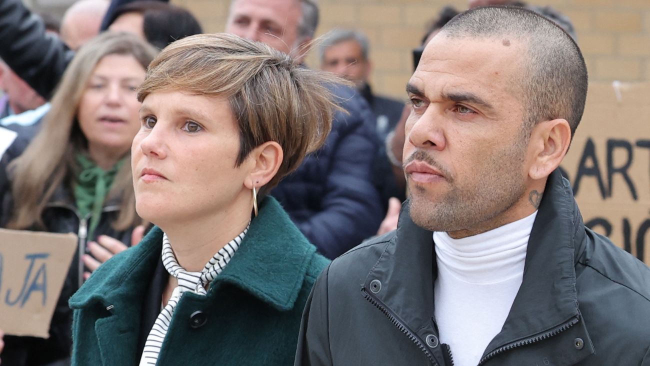 Dani Alves con su abogada Inés Guardiola saliendo de Brians 2