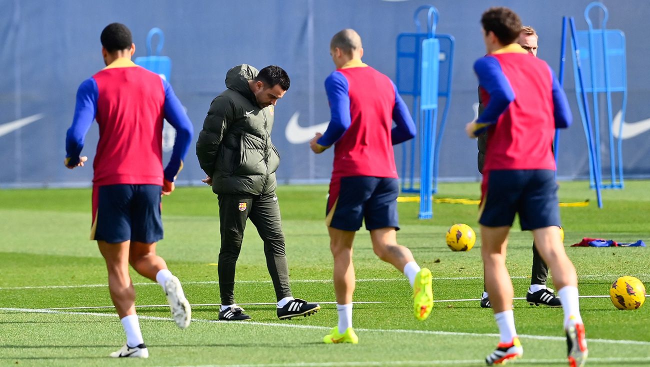 Xavi y jugadores del Barça en un entrenamiento