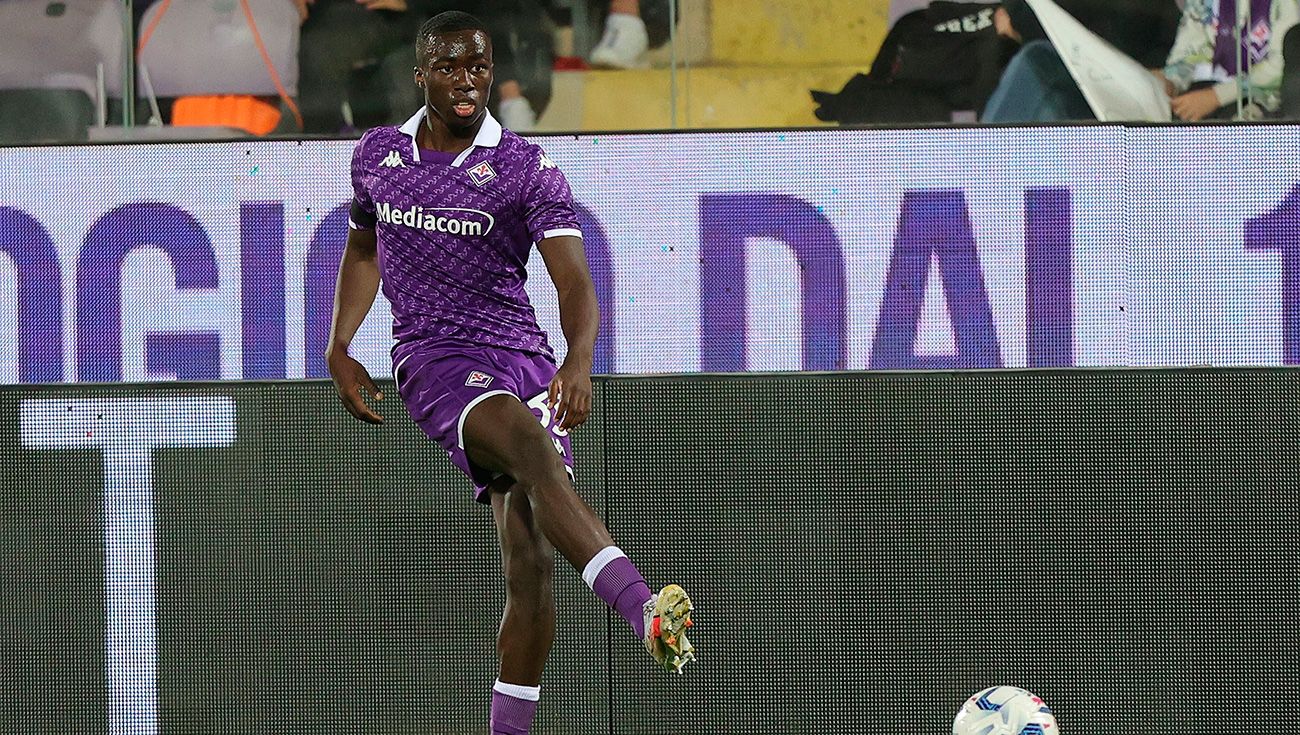 Michael Kayode durante un partido con la Fiorentina