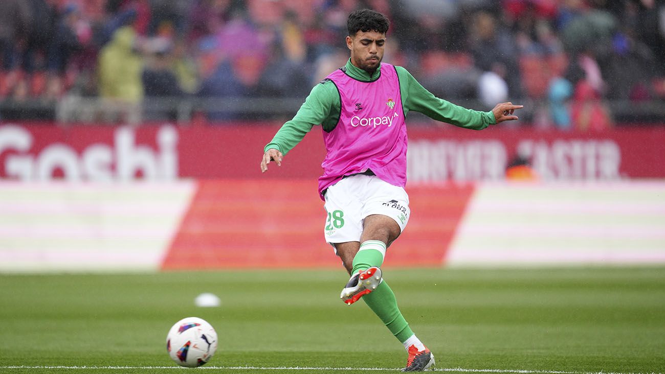 Chadi Riad in a warm-up with Betis