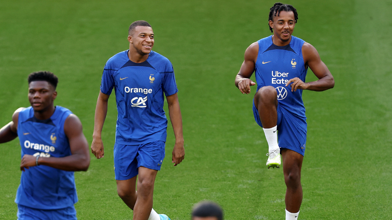 Jules Koundé y Kylian Mbappé en un entrenamiento con la selección de Francia