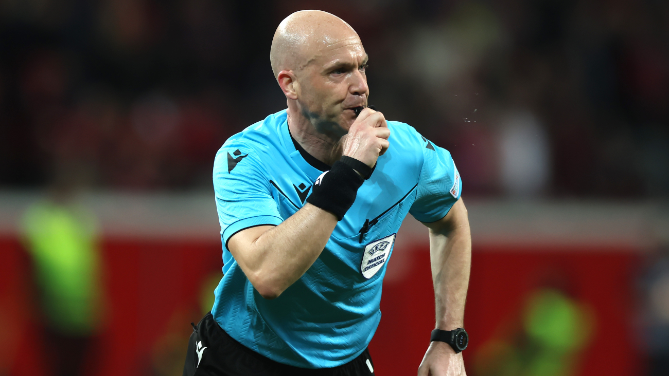 Anthony Taylor en el duelo entre el Bayer Leverkusen y el Qarabaq en la Europa League