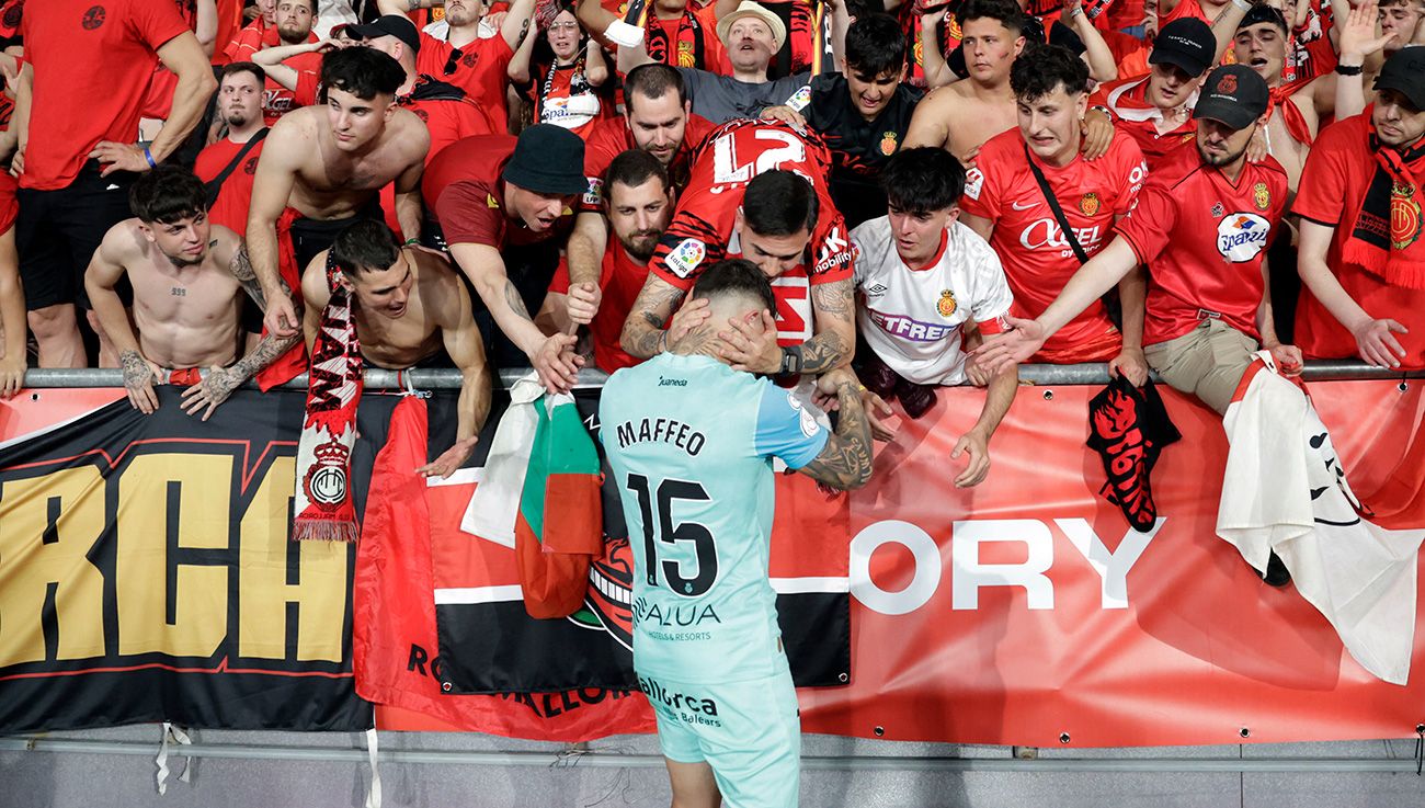 Pablo Maffeo con la afición del Mallorca tras la final de Copa