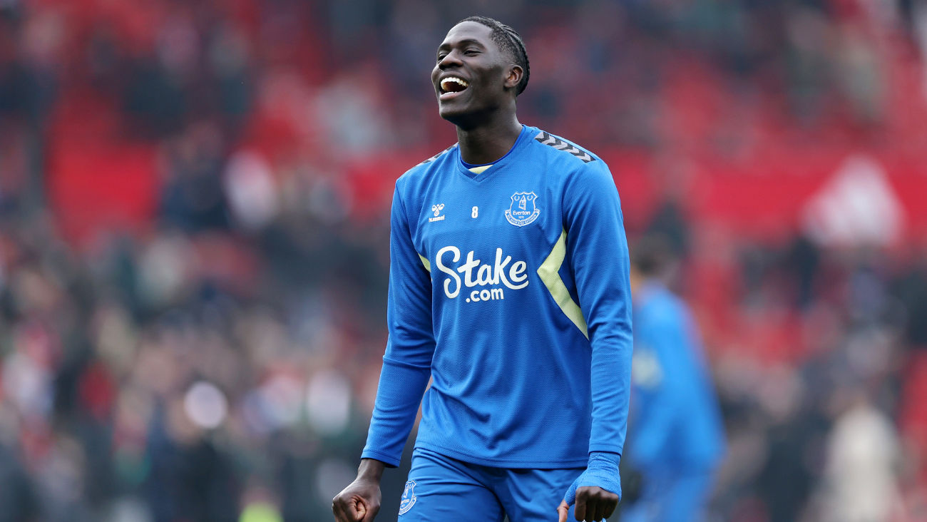 Amadou Onana en el duelo entre el Manchester United y el Everton en la Premier League