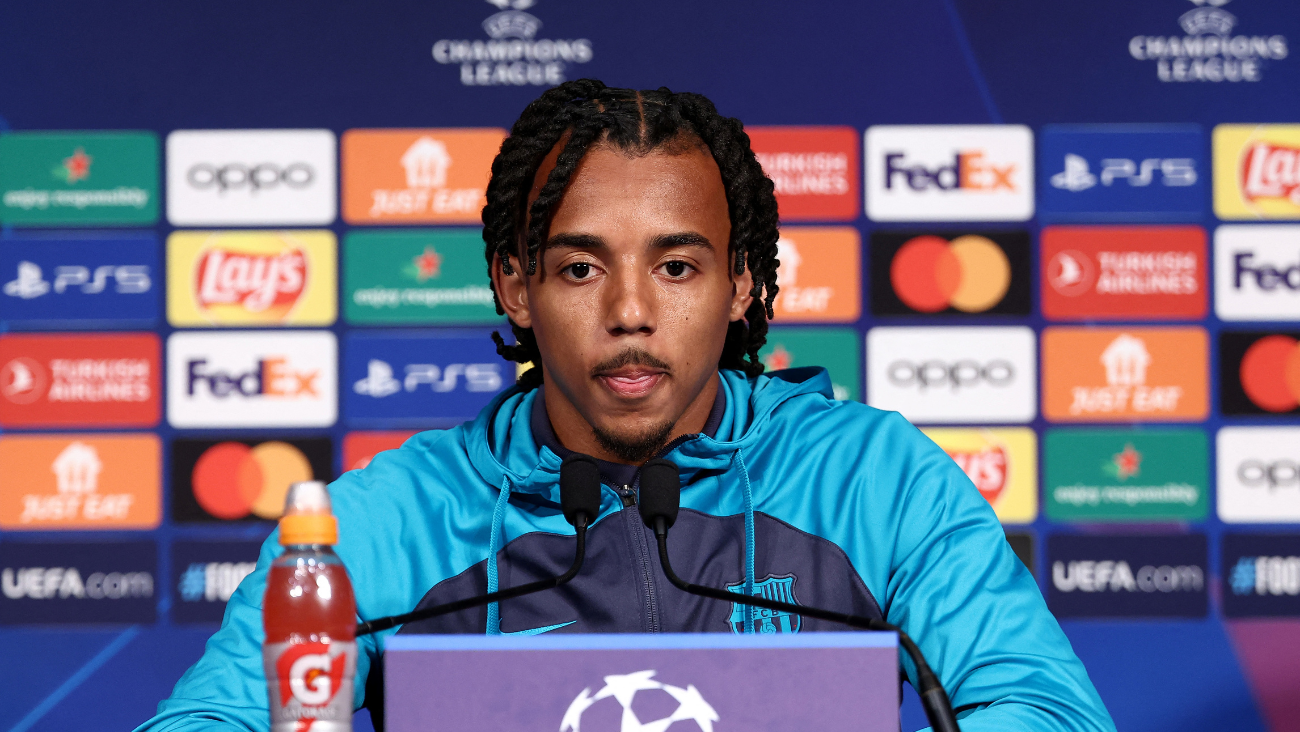 Jules Koundé en la rueda de prensa previa al duelo entre el PSG y el FC Barcelona en la UEFA Champions League
