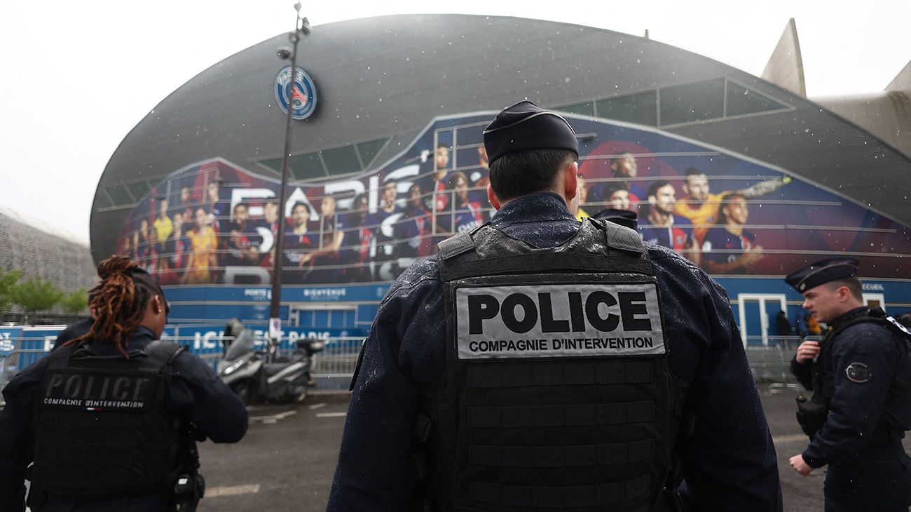 La policia de París en las inmediaciones del estadio del PSG