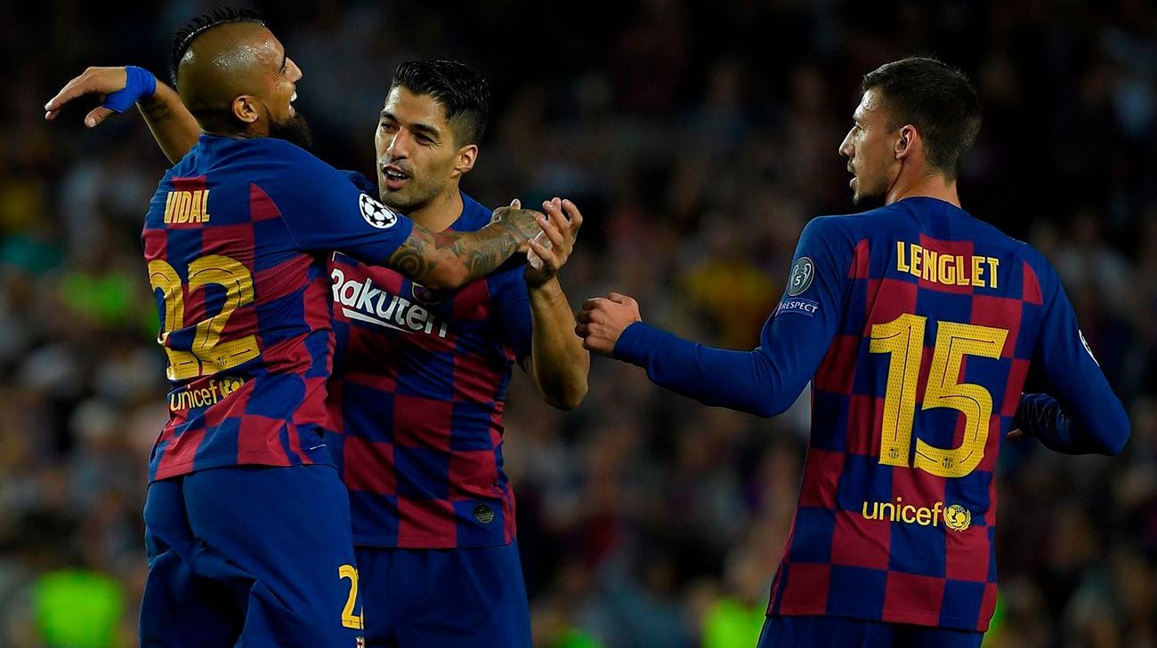 Arturo Vidal, Suárez y Lenglet celebran un gol