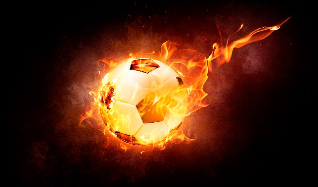Una pelota de fútbol en llamas