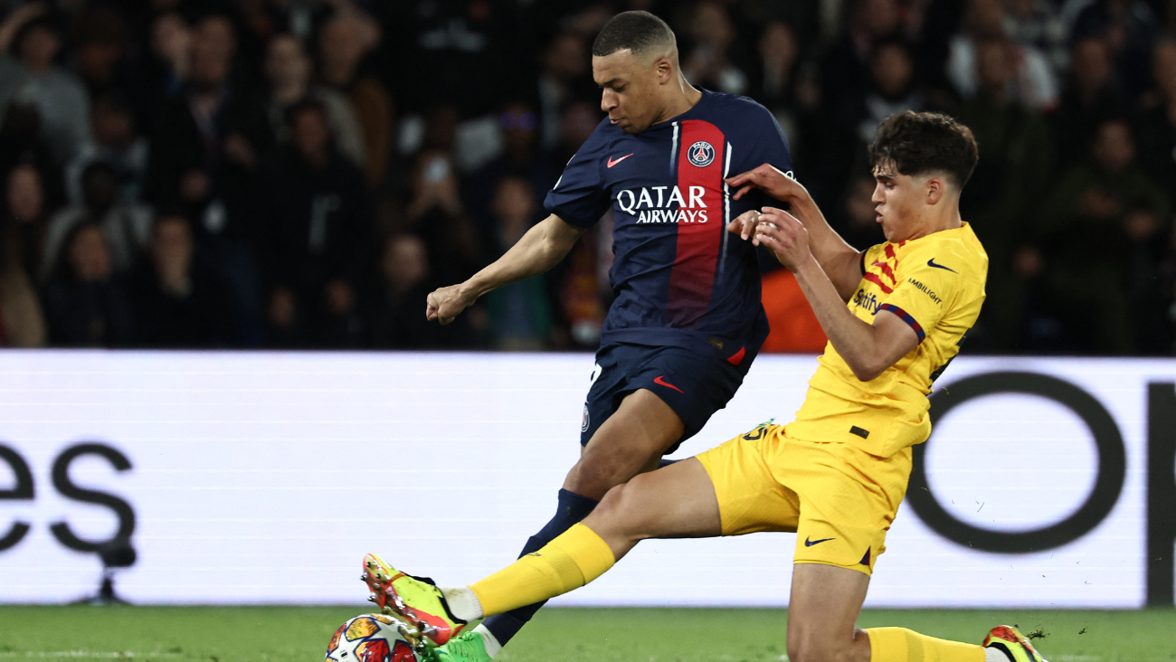 Pau Cubarsí en un versus contra Kylian Mbappé en el duelo entre el PSG y FC Barcelona en la Champions League