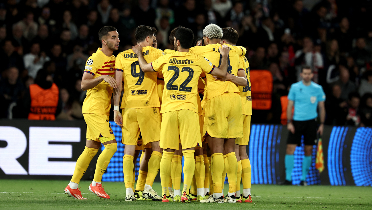 Jugadores del Barça celebran la victoria ante el Paris Saint Germain en los cuartos de final de la UEFA Champions League