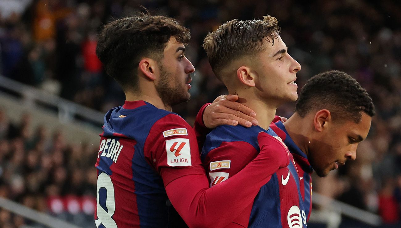 Pedri, Fermín y Vitor Roque celebrando un gol