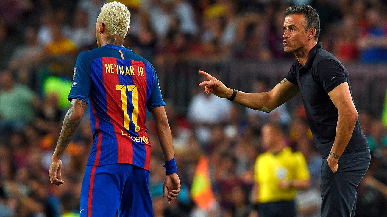Luis Enrique le da una indicación a Neymar
