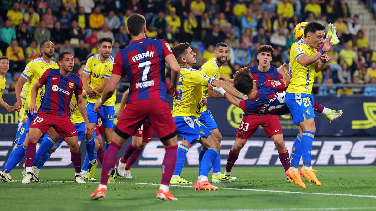 El remate de chilena de Joao Félix contra el Cádiz