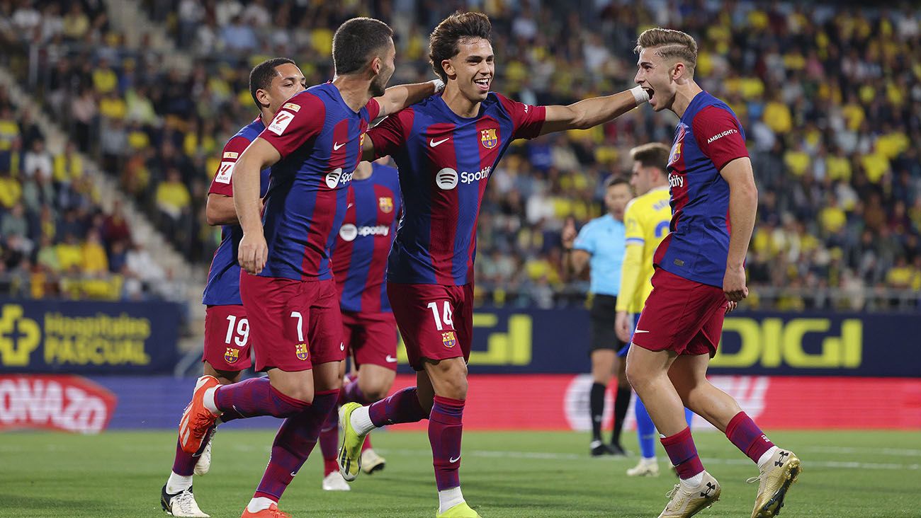 Jugadores del FC Barcelona festejan el gol de la victoria en Cádiz (0-1)