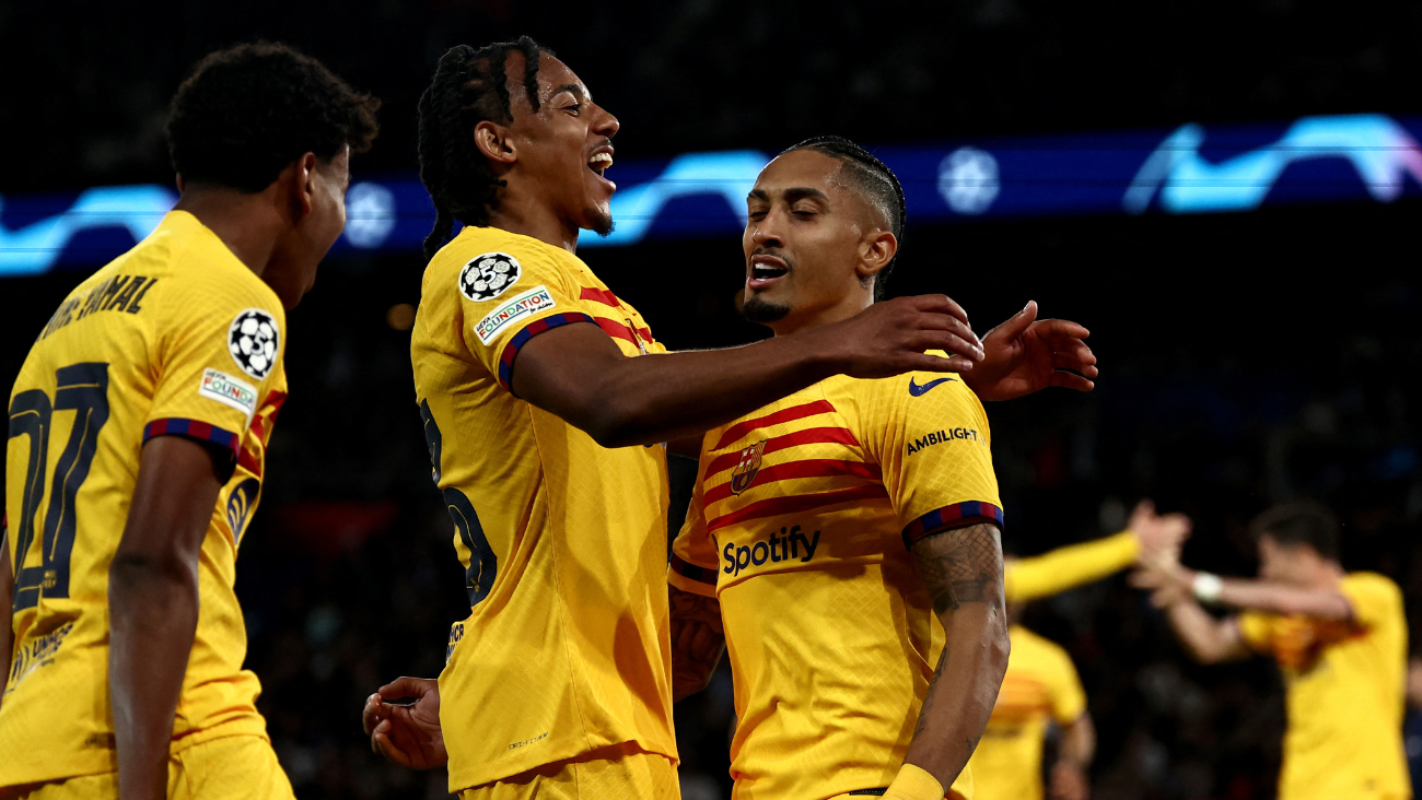 Raphinha, Jules Koundé y Lamine Yamal en el duelo entre el FC Barcelona y el PSG en la UEFA Champions League
