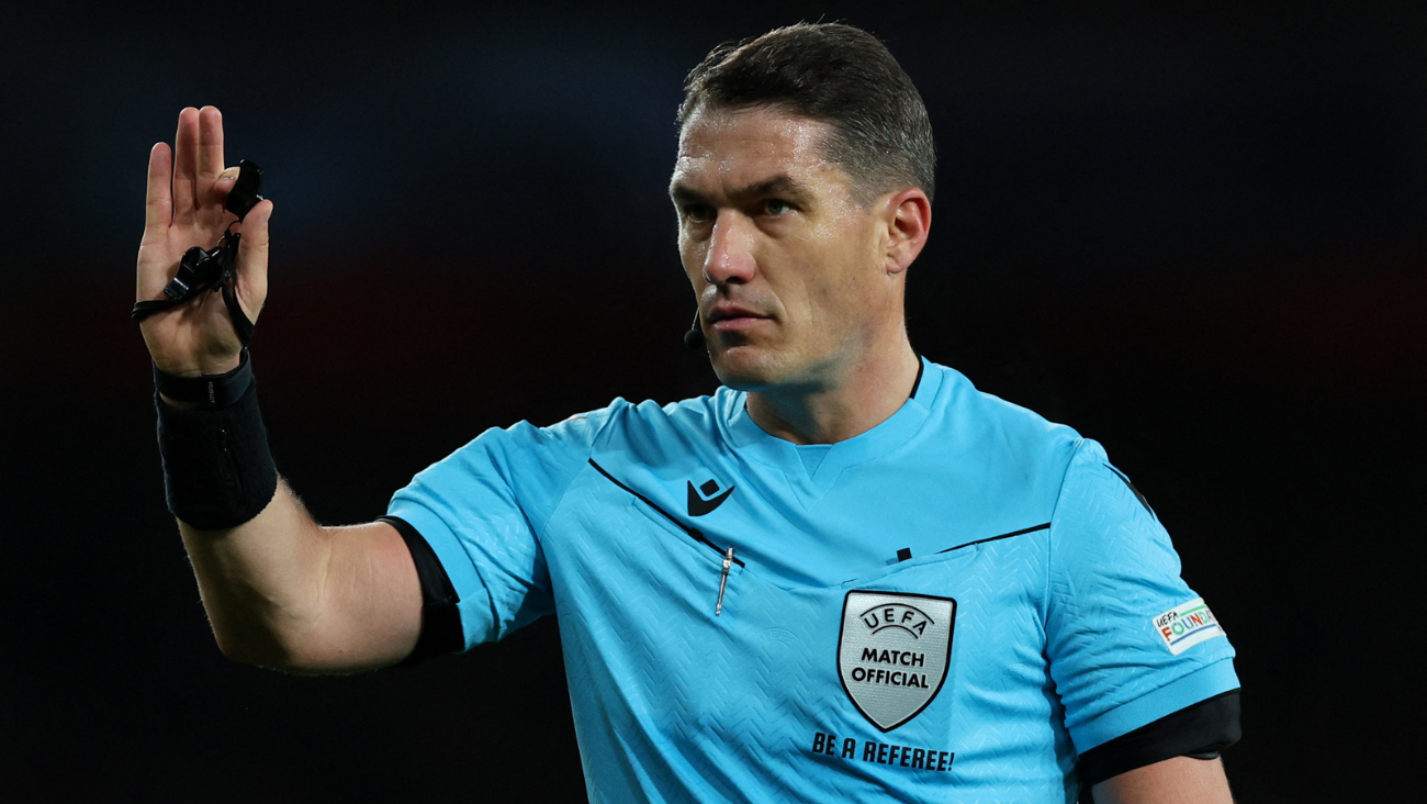 Istvan Kovacs en el duelo entre el Arsenal y el Sevilla en la UEFA Champions League