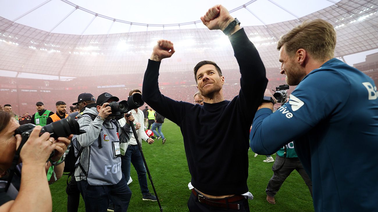 Xabi Alonso festejando el título de Bundesliga